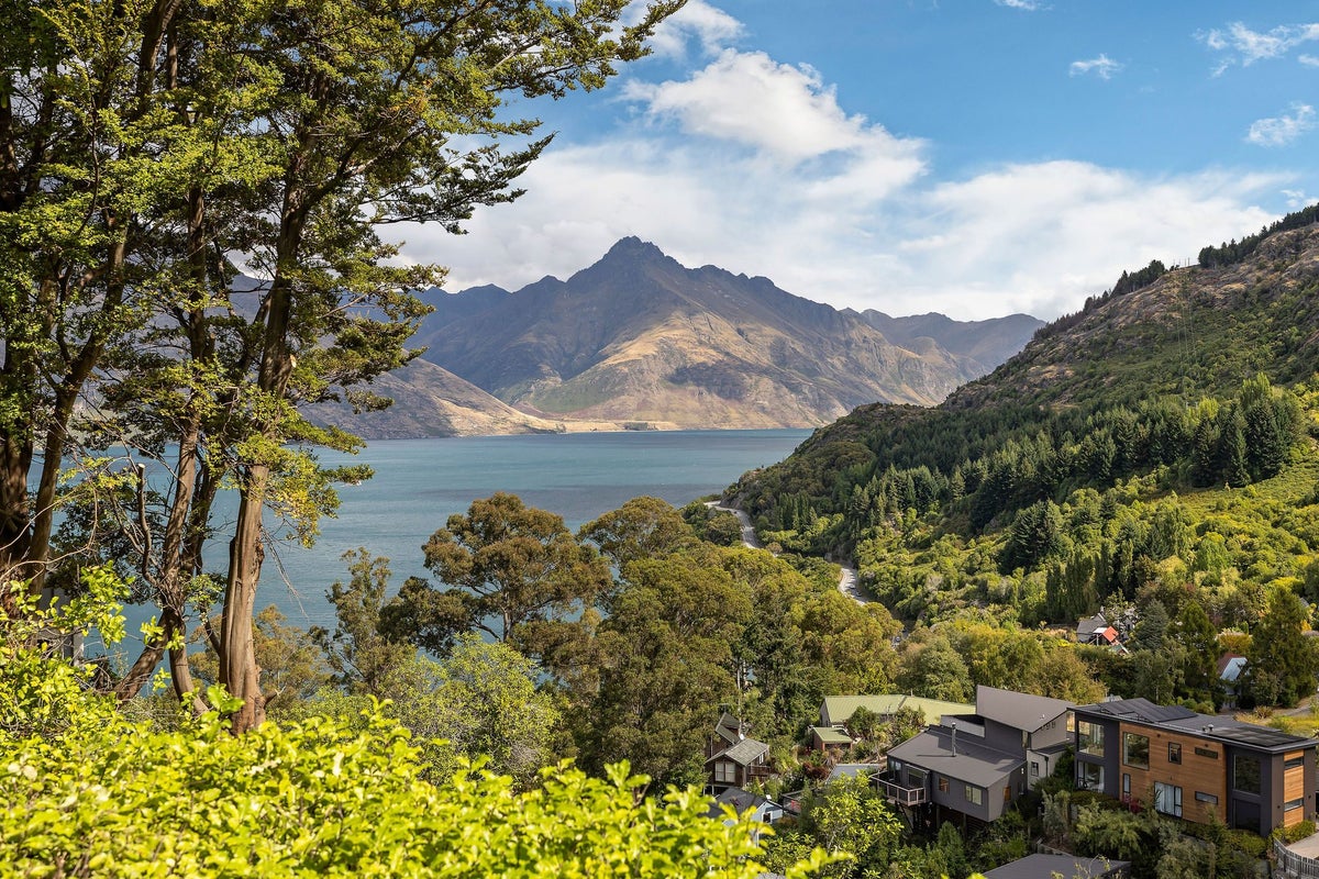 30A MacKinnon Terrace, Sunshine Bay, Queenstown - Carousel 1