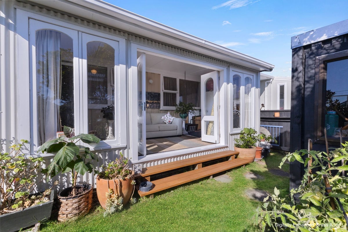 8 Omata Road, Westown, New Plymouth - Carousel 1