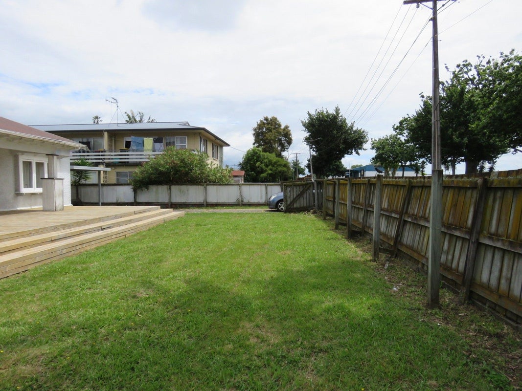 16 Claudelands Road, Hamilton East, Hamilton - Carousel 15