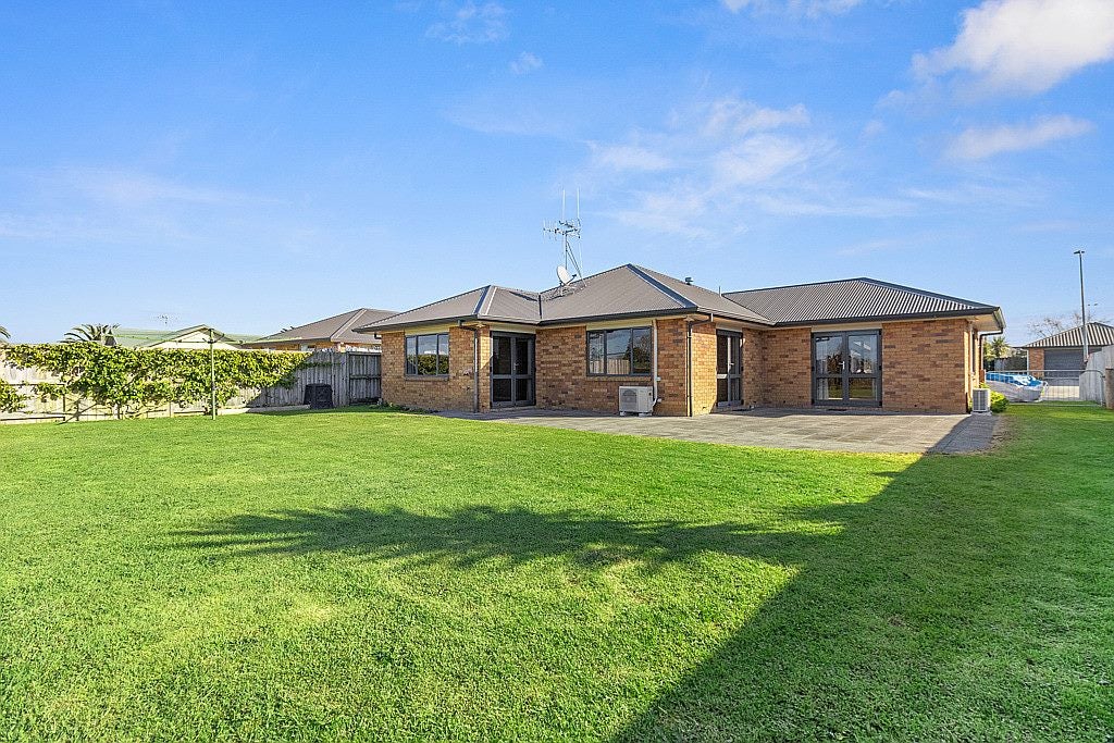 16 Aldona Place, Fairview Downs, Hamilton - Carousel 16