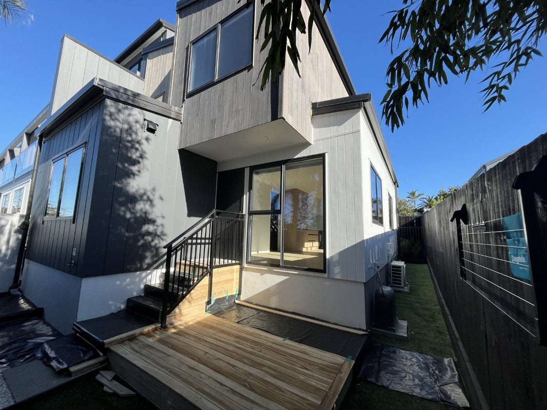8/10 Fairclough Road, Beach Haven, Auckland - Carousel 2
