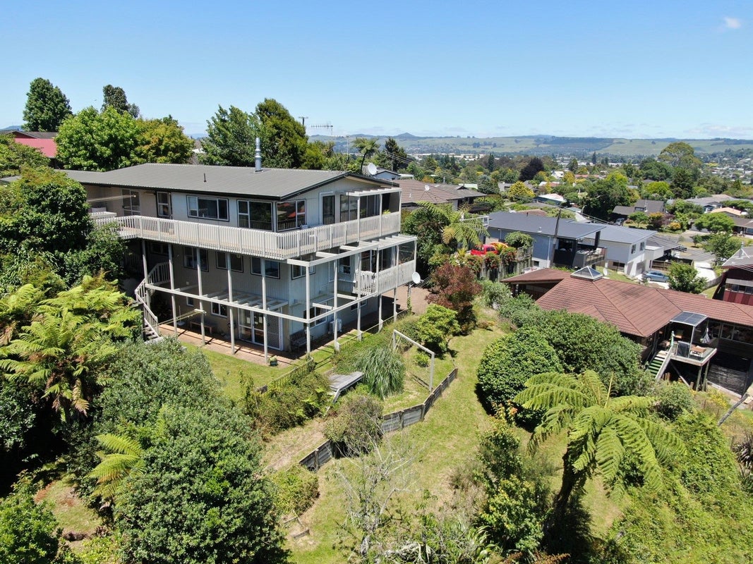 10 Naera Place, Kawaha Point, Rotorua - Carousel 1