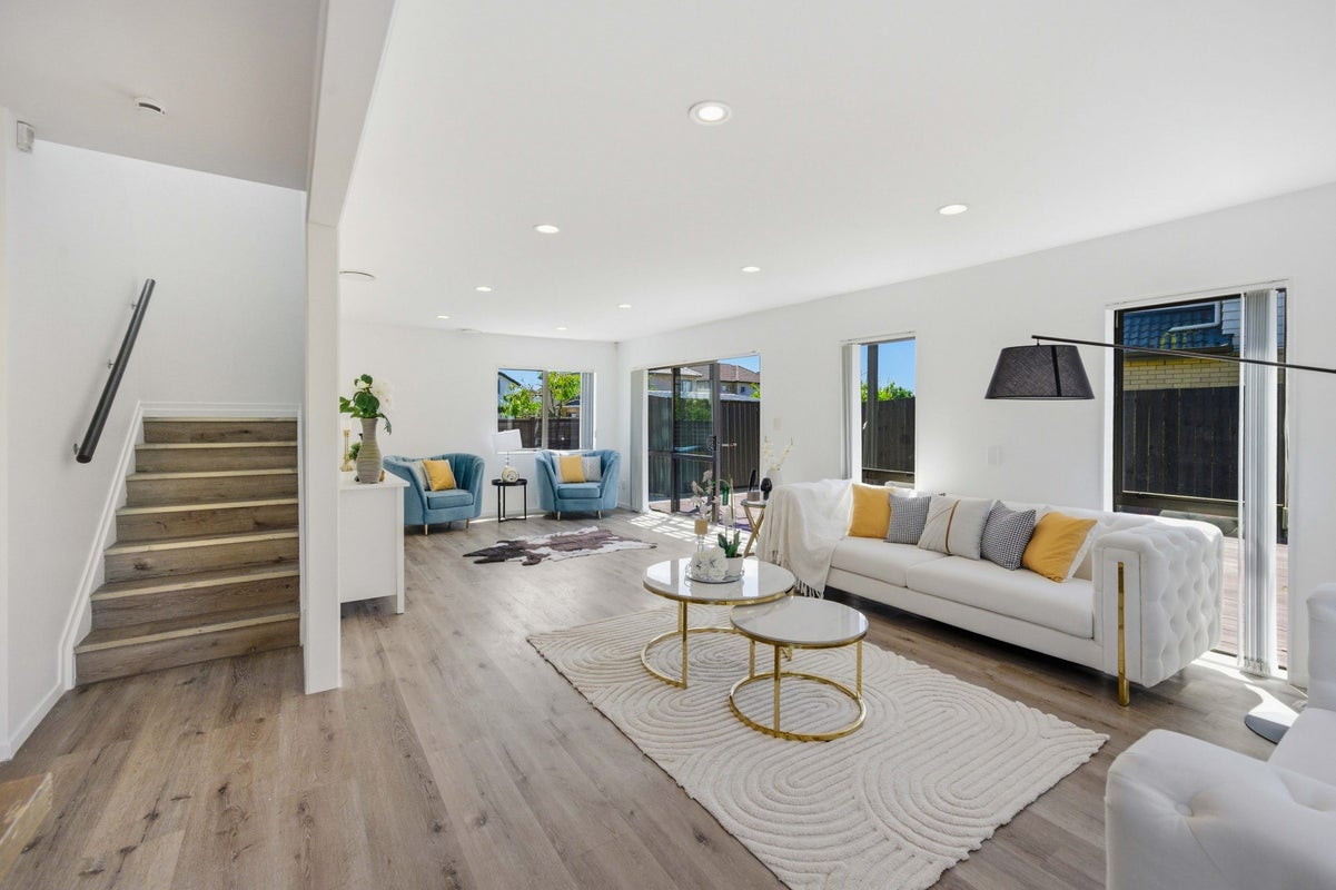 9 Bordeaux Parade, Te Atatu South, Auckland - Carousel 2