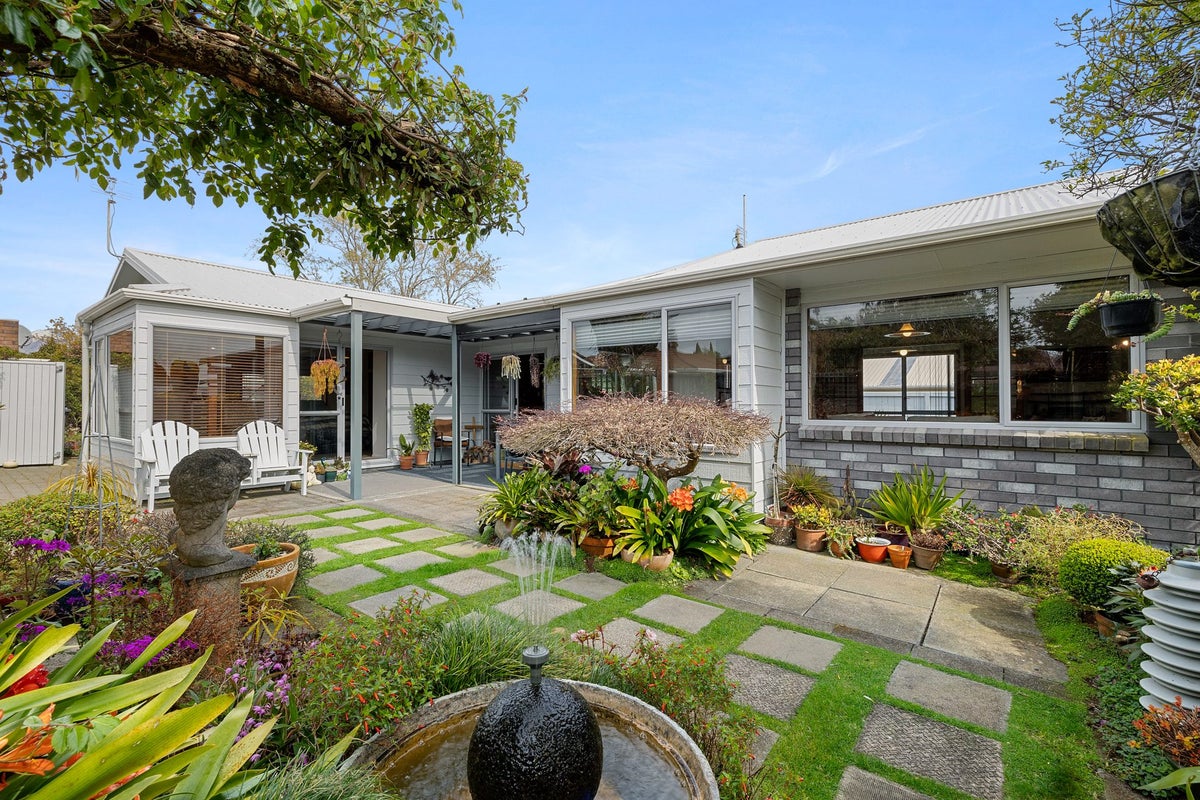 6 Argyle Place, Highlands Park, New Plymouth - Carousel 1