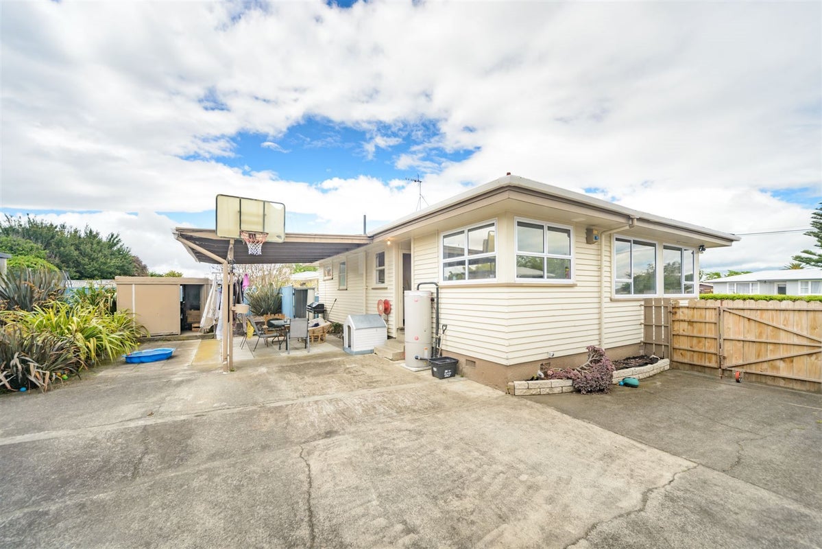 5 Tararua Terrace, Cloverlea, Palmerston North - Carousel 21