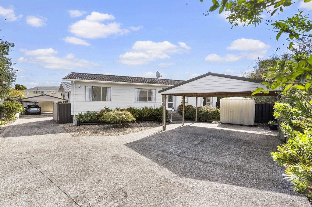 16 Lyren Place, Half Moon Bay, Auckland - Carousel 1