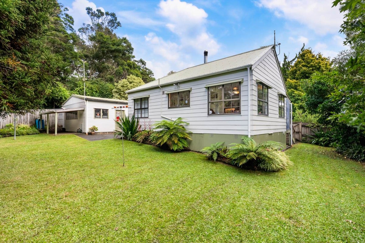17 Benita Place, Sunnyvale, Auckland - Carousel 2