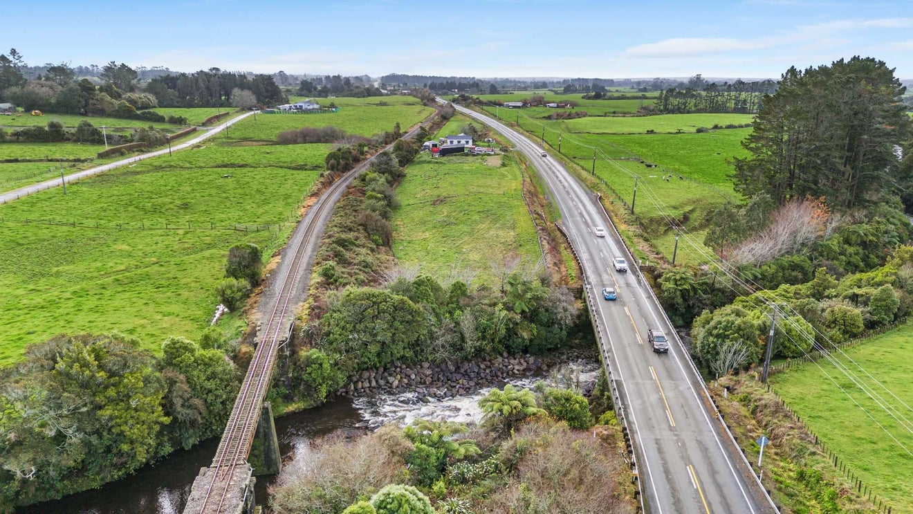 2634 Mountain Road, Tariki, Stratford - Carousel 1
