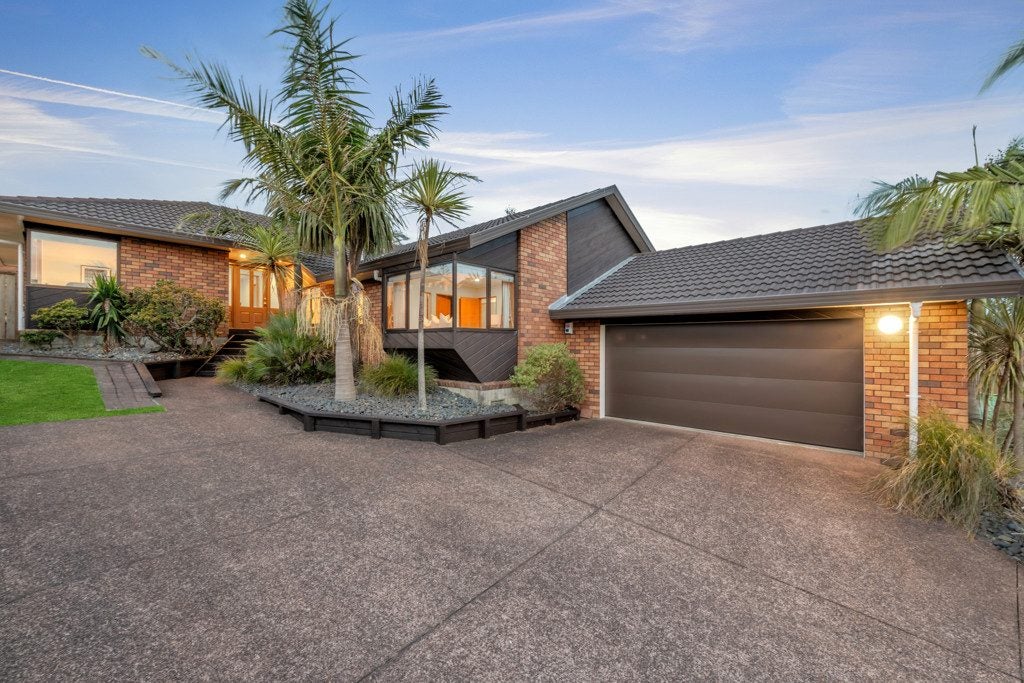 54 Channing Crescent, Botany Downs, Auckland - Carousel 1