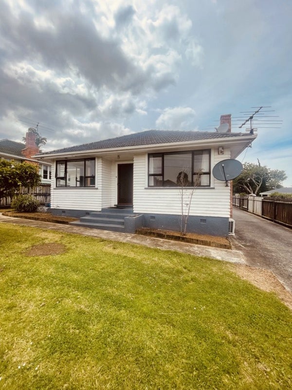 1/56 Hayr Road, Three Kings, Auckland - Carousel 1