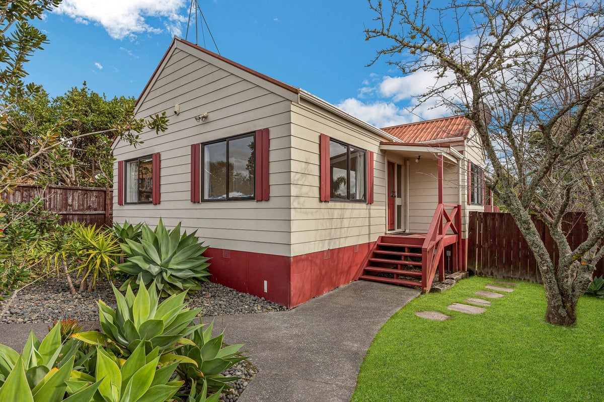 32 Hassan Drive, Massey, Auckland - Carousel 1