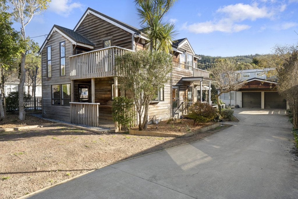 34 Field Street, Silverstream, Upper Hutt - Carousel 1