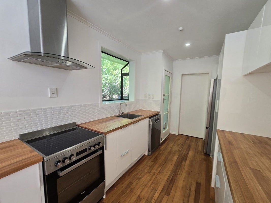 38 Catherine Crescent, Paparangi, Wellington - Carousel 2