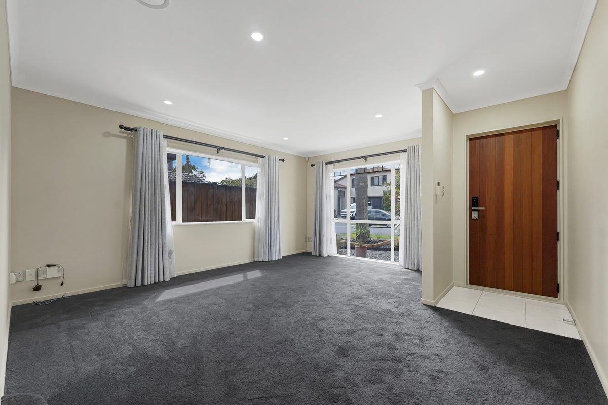 20 Bridgefield Crescent, Flat Bush, Auckland - Carousel 2