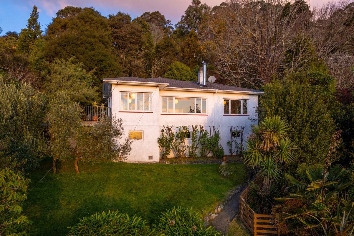 120 Cleveland Terrace, Maitai, Nelson - Carousel 1
