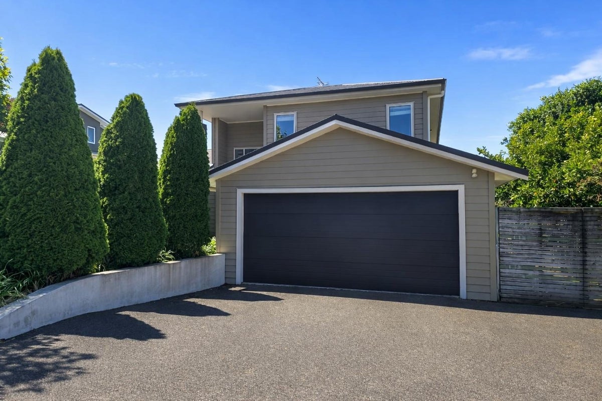 13 Te Puia Drive, Aotea, Porirua - Carousel 1
