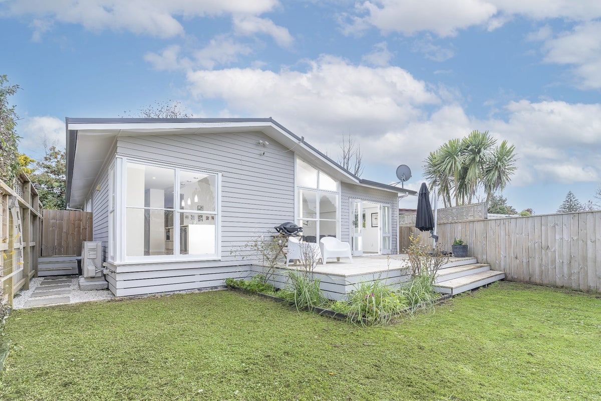 12B Brennan Avenue, Te Atatu Peninsula, Auckland - Carousel 1
