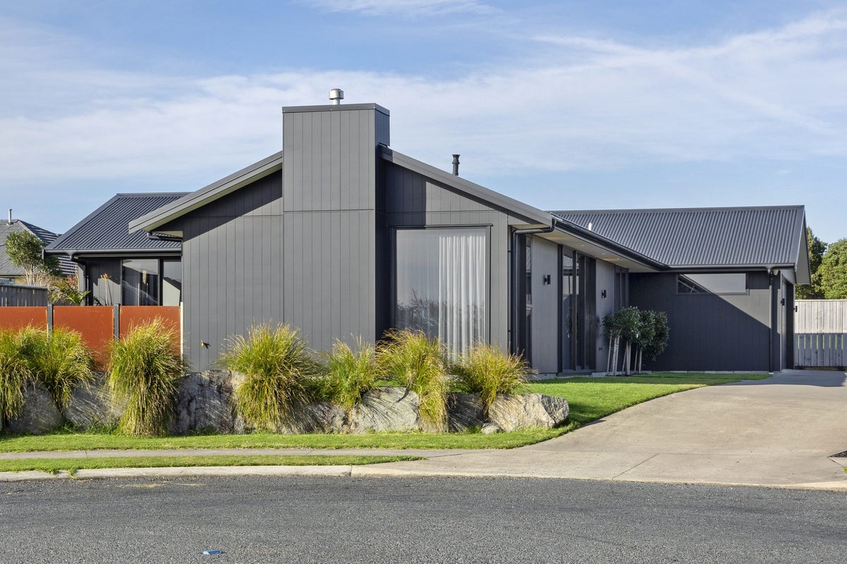 15 Desmond Place, Bell Block, New Plymouth - Carousel 1