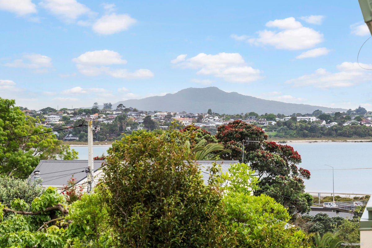 1/97 Sylvan Avenue, Northcote, Auckland - Carousel 1