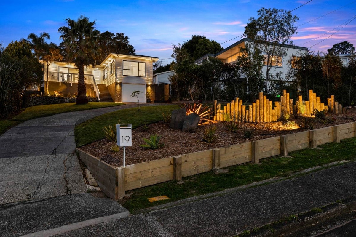 19 Highland Avenue, Titirangi, Auckland - Carousel 1
