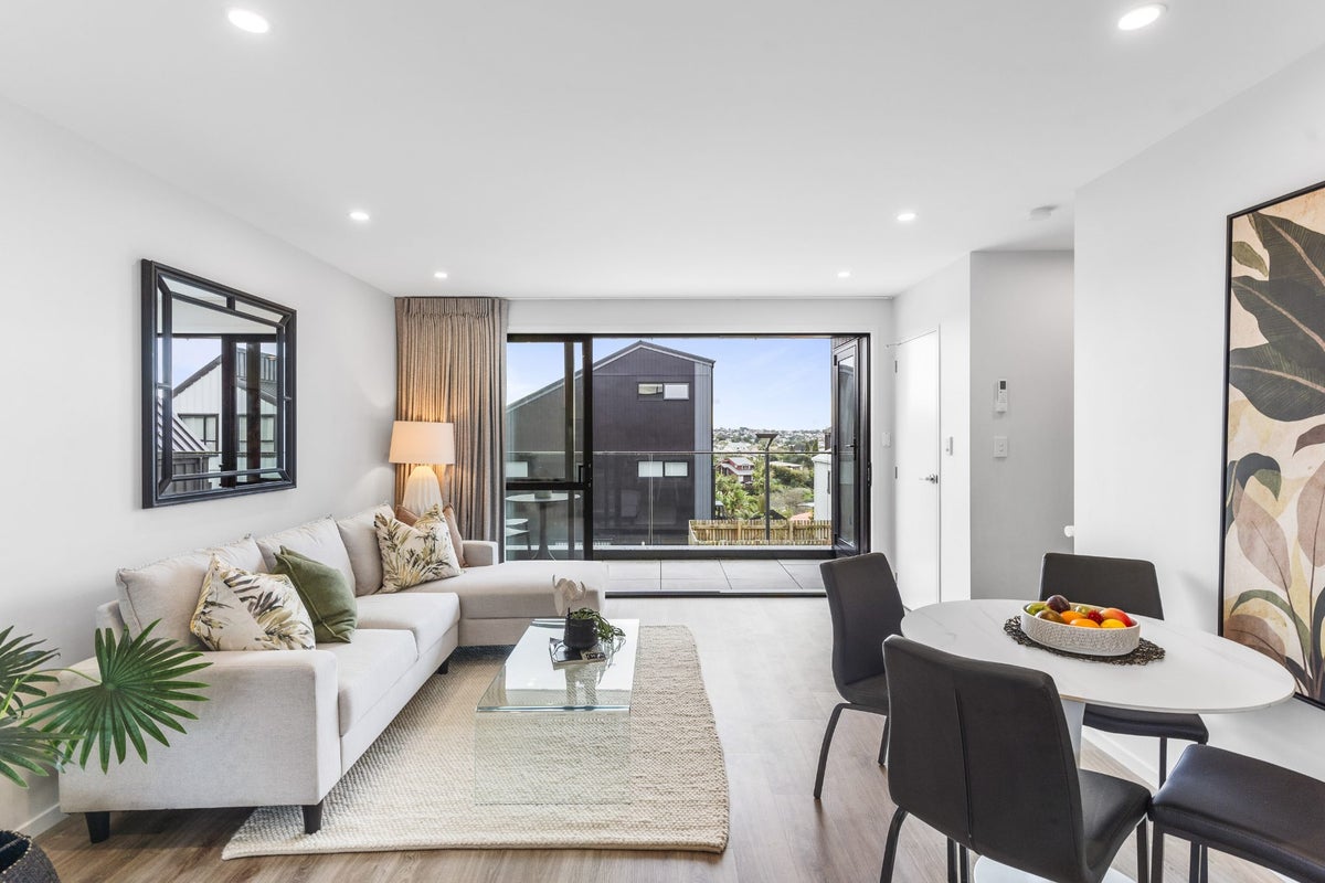 2/8 Chivalry Road, Glenfield, Auckland - Carousel 2