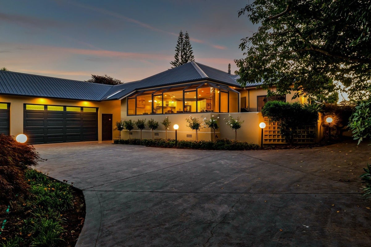 92 Govett Avenue, Frankleigh Park, New Plymouth - Carousel 1