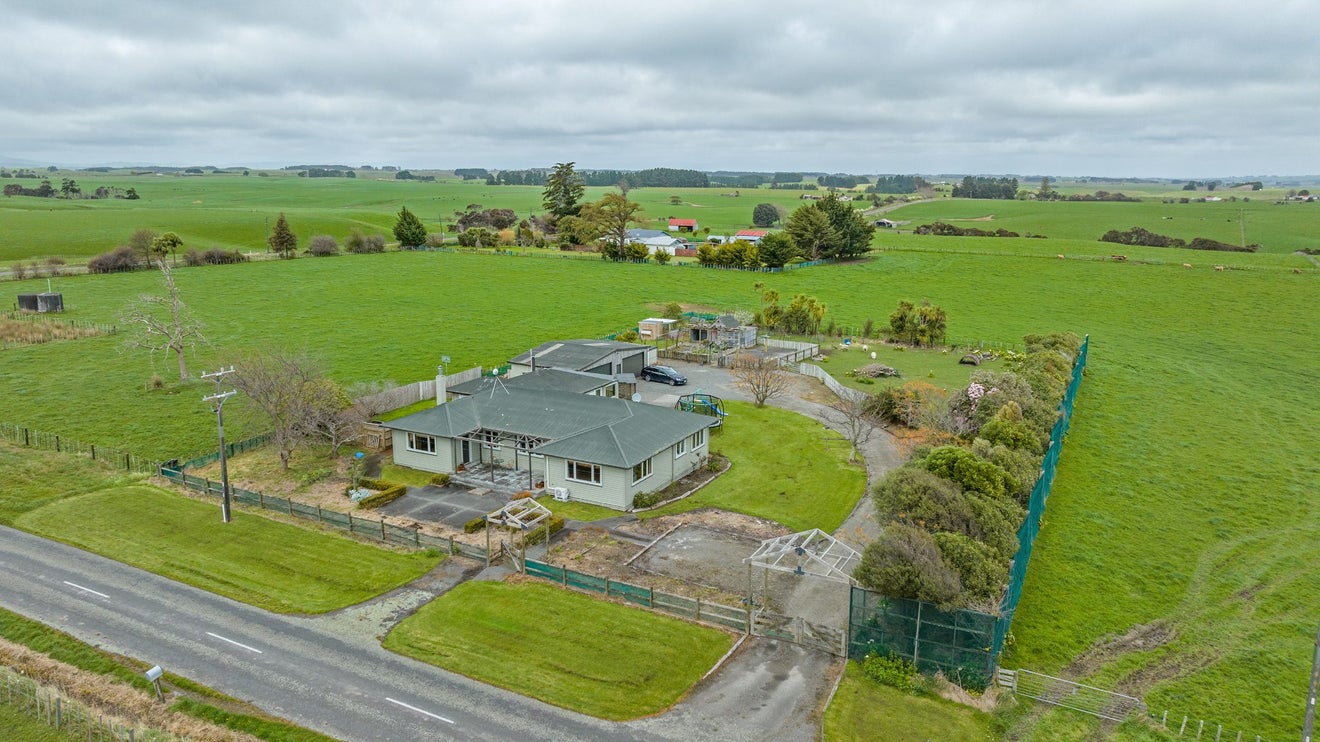 1911 Makino Road, Halcombe, Feilding - Carousel 1