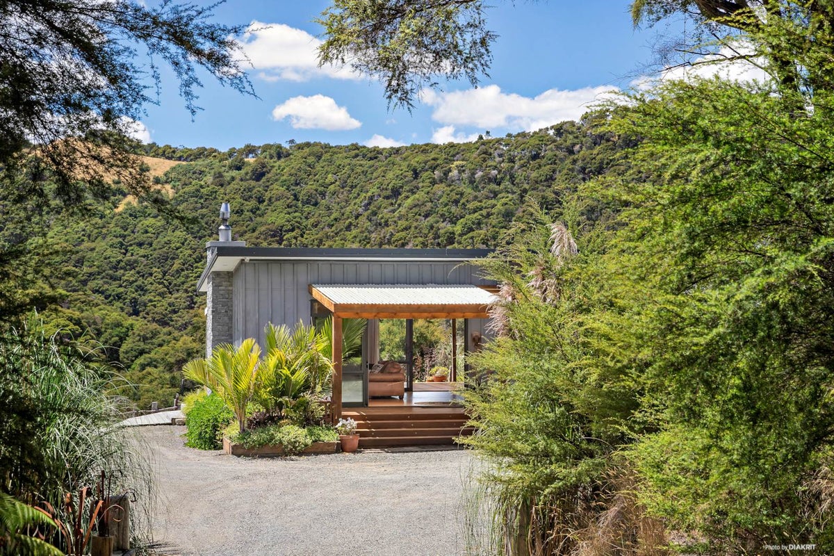 84 Pinnacle Hill Road, Bombay - Carousel 1