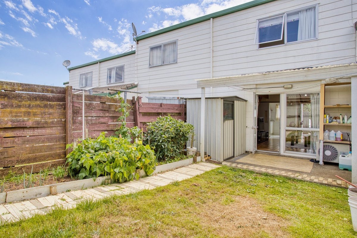 35 Fred Woodward Place, Mount Roskill, Auckland - Carousel 1