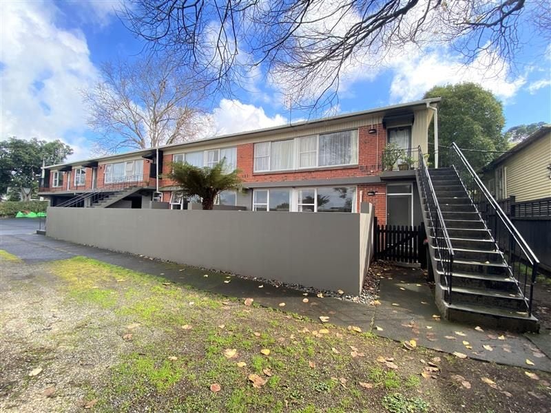2/0 Owairaka Avenue, Owairaka, Auckland - Carousel 1