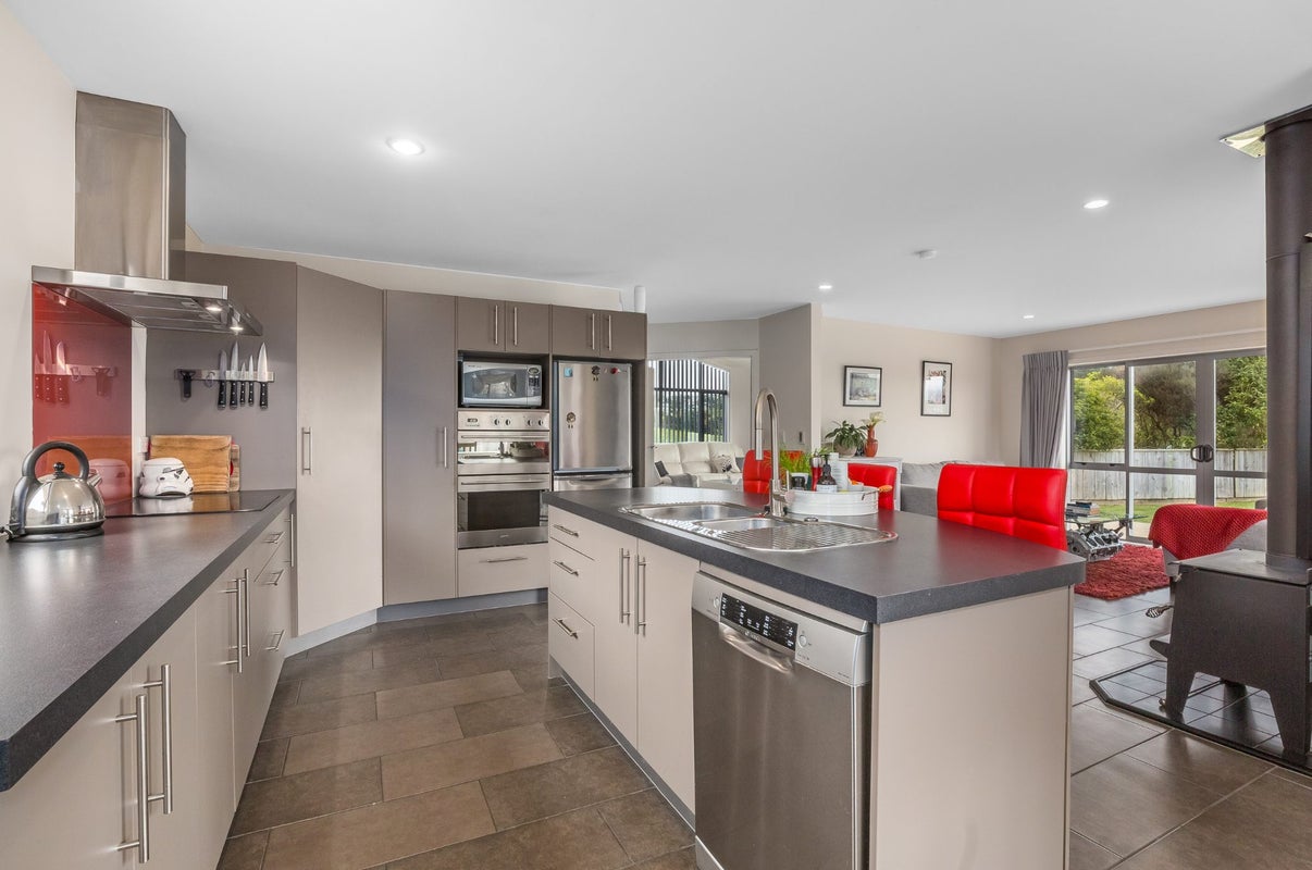 5 Abbey Way, Whitby, Porirua - Carousel 2