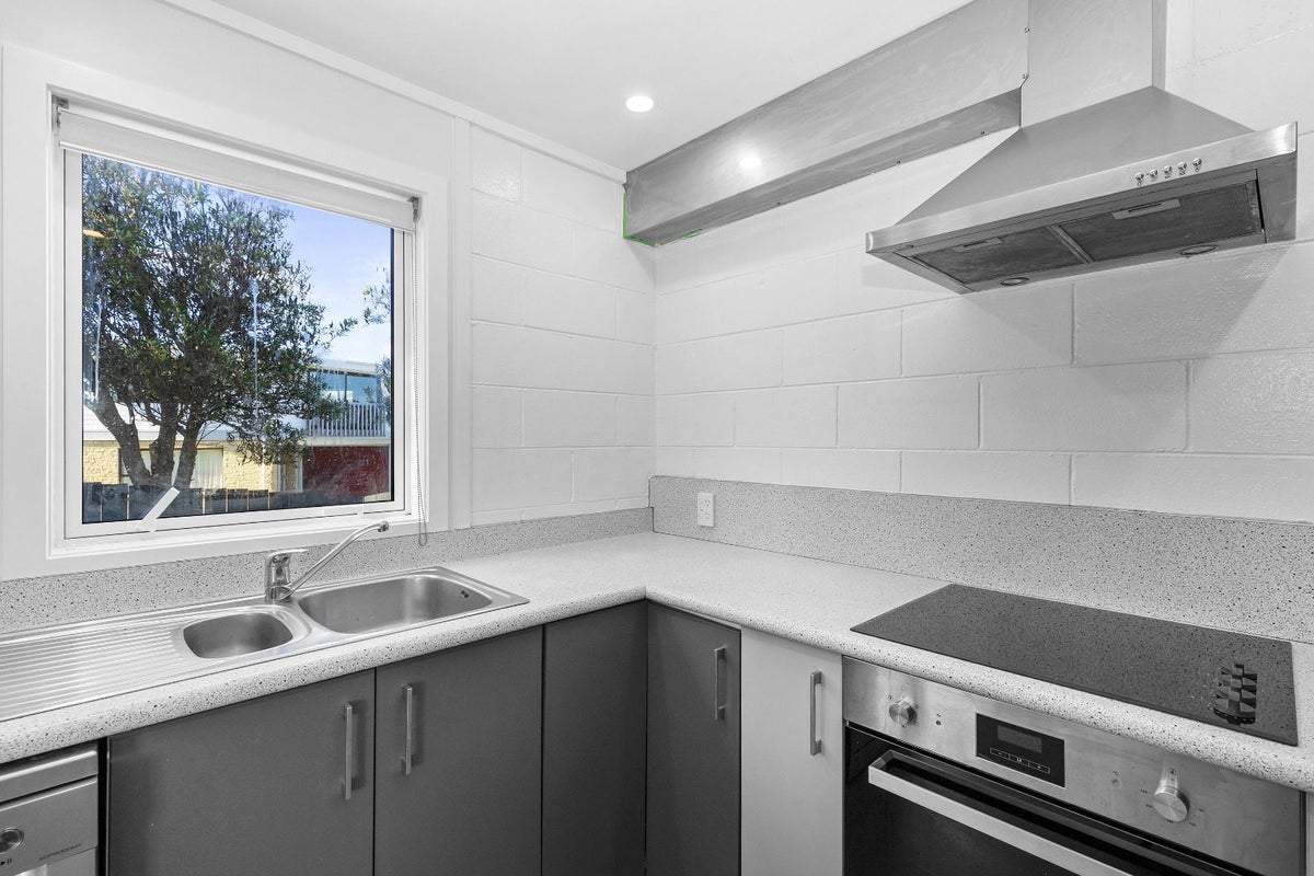 128 Akaroa Drive, Maupuia, Wellington - Carousel 2