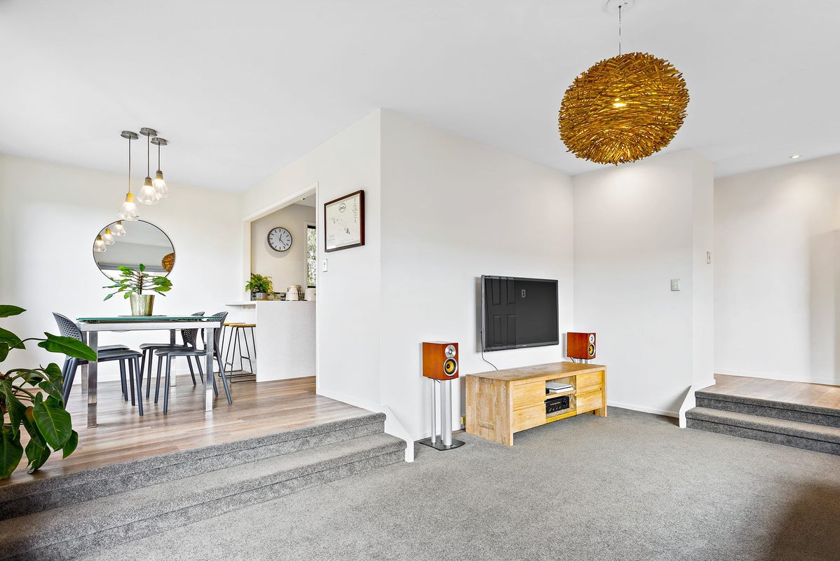 30 Pokapu Street, Titirangi, Auckland - Carousel 2