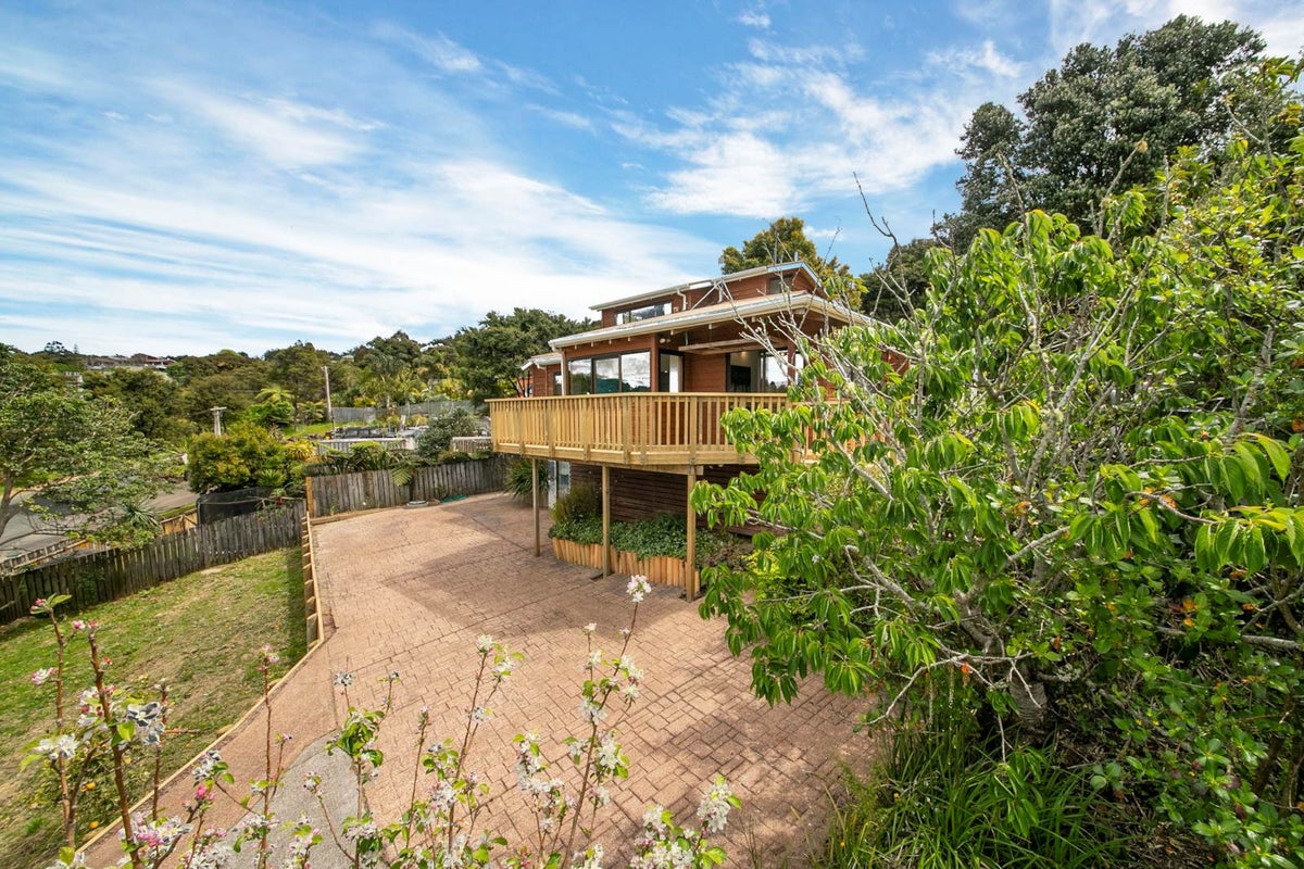 42 Rauhuia Crescent, Parau, Auckland - Carousel 1