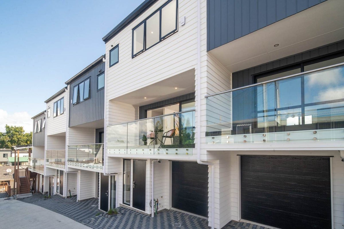 6/18 Sylvan Crescent, Te Atatu South, Auckland - Carousel 21