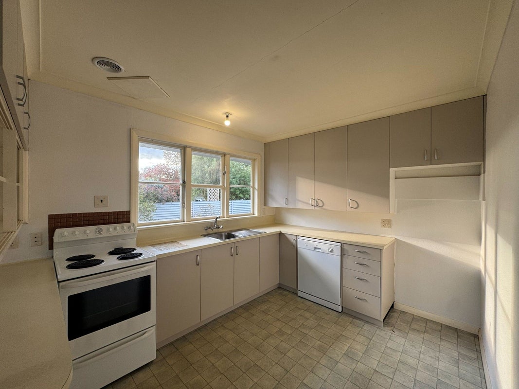 12 Wincanton Place, Awapuni, Palmerston North - Carousel 2