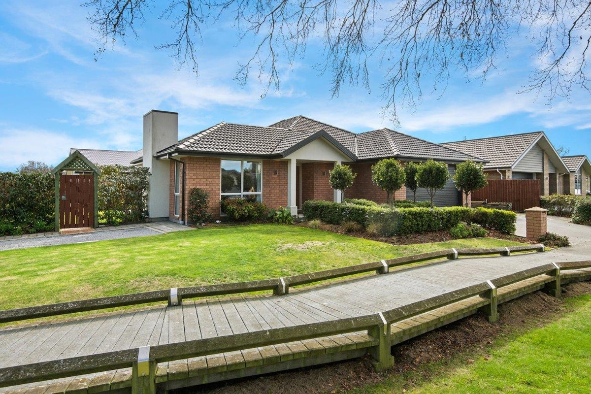 2 Benjamin Mountfort Close, Hillmorton, Christchurch - Carousel 1