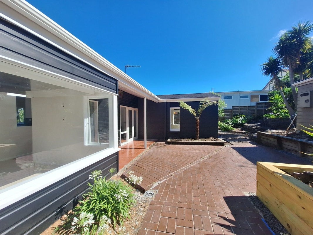 13 Valkyria Place, Beach Haven, Auckland - Carousel 2