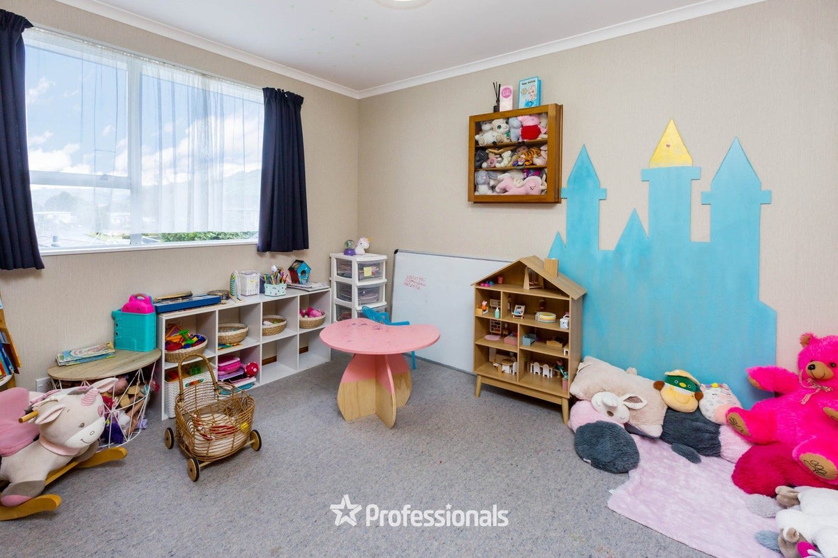 19 Haylock Grove, Totara Park, Upper Hutt - Carousel 50