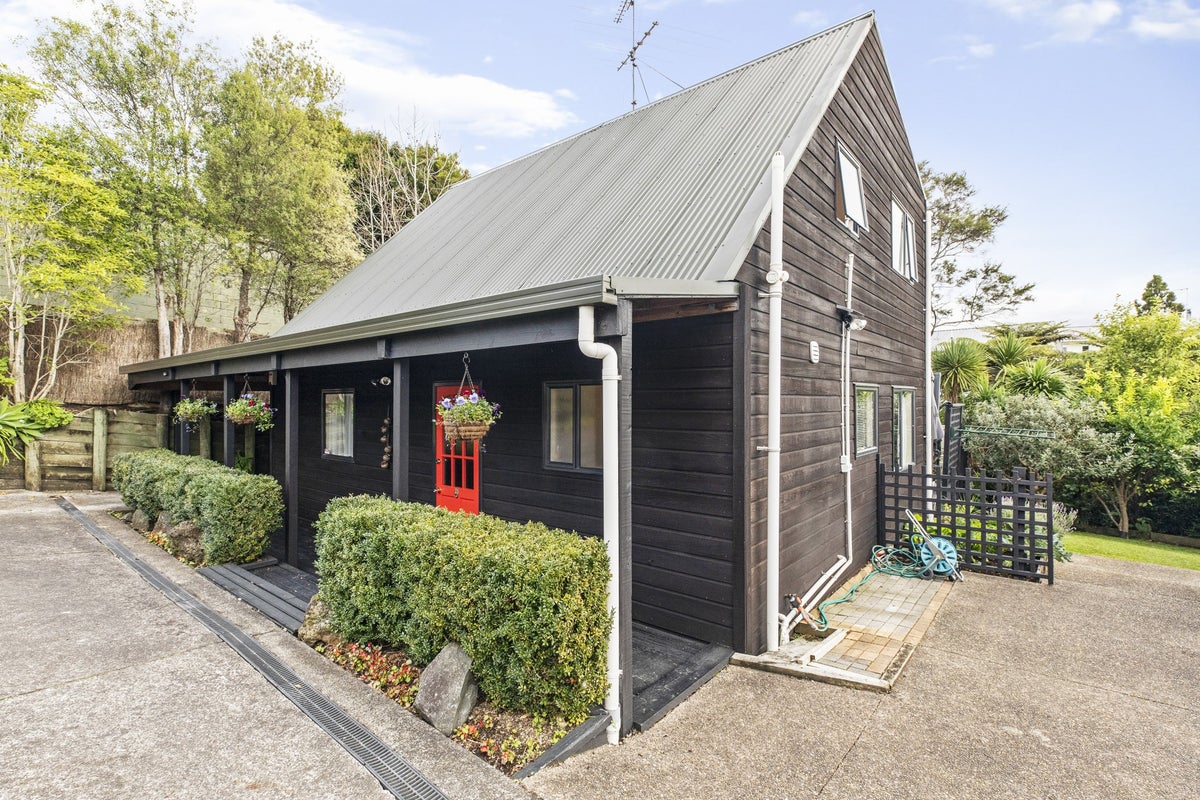 1/121 Godley Road, Green Bay, Auckland - Carousel 1