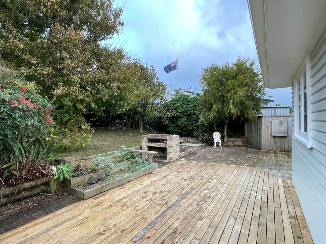 53 Amberley Avenue, Te Atatu South, Auckland - Carousel 2