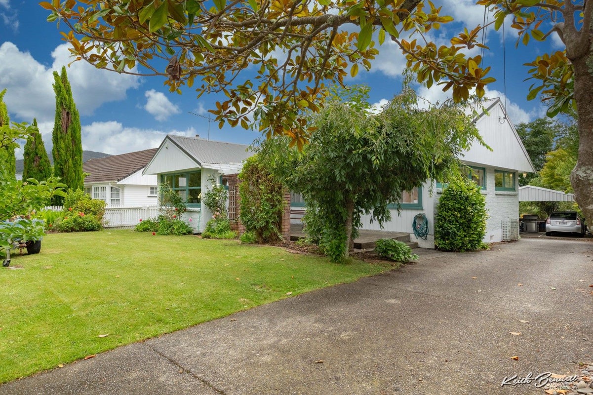 46 Dowling Grove, Silverstream, Upper Hutt - Carousel 1