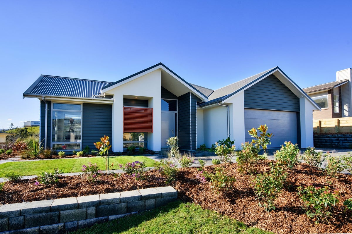 5 Ken Douglas Drive, Aotea, Porirua - Carousel 1