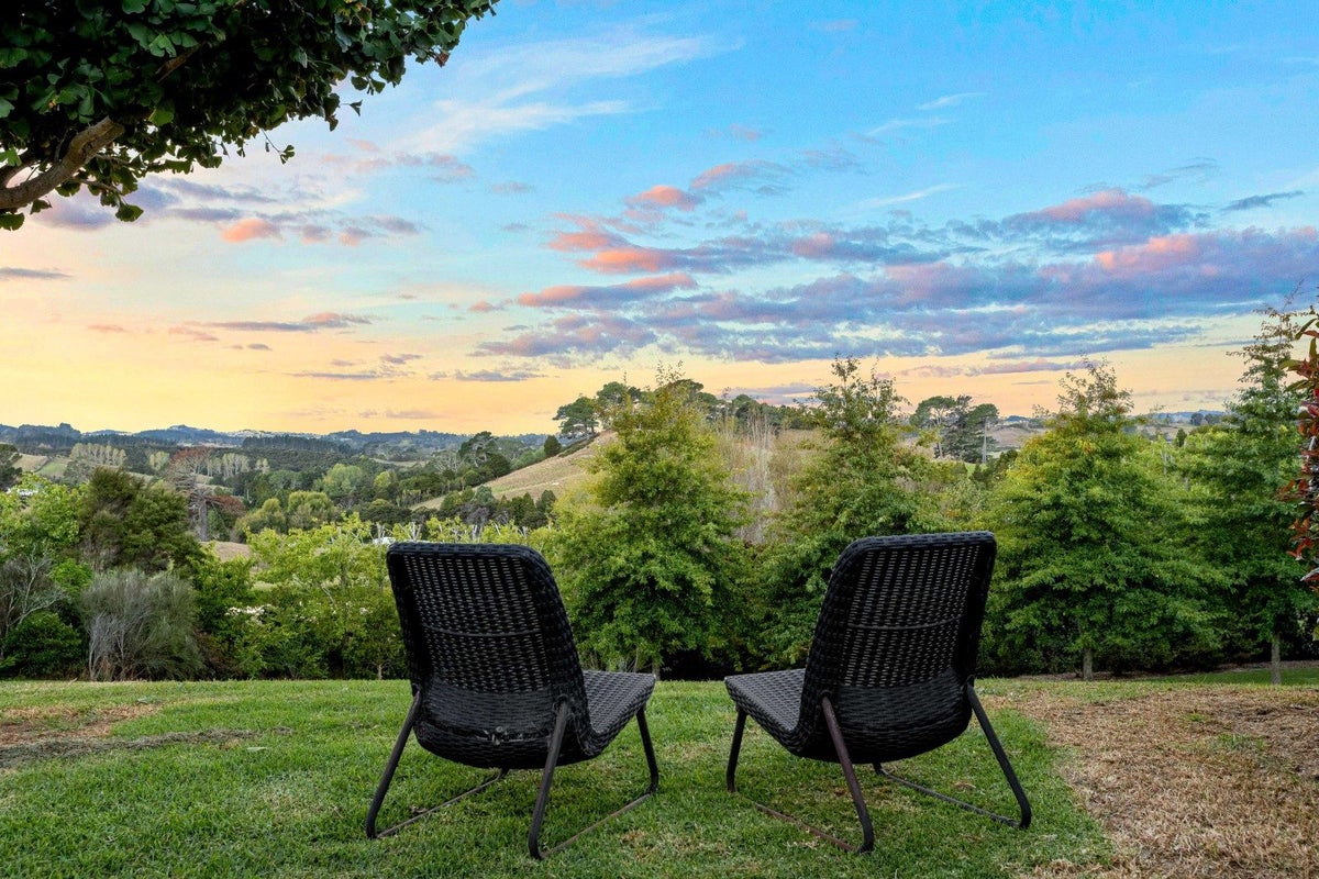 15 Joblin Road, Silverdale - Carousel 1