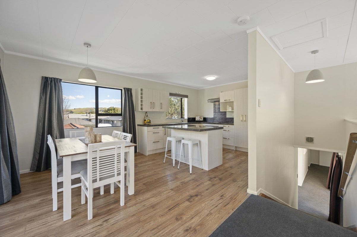 28 Warwick Crescent, Taradale, Napier - Carousel 2