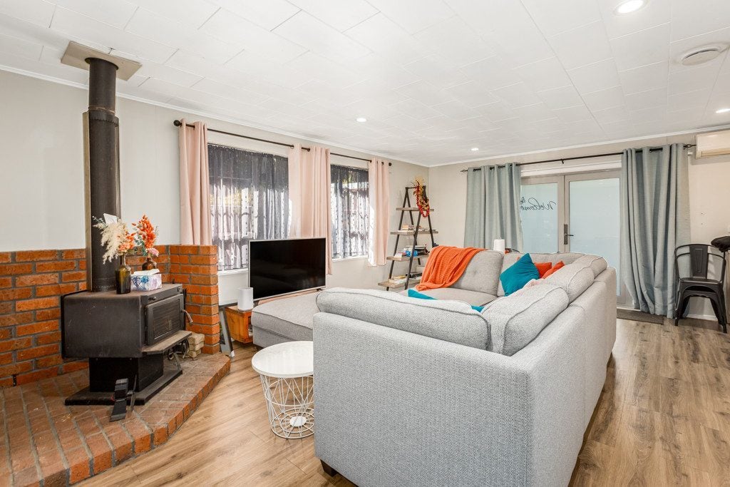 12B Bell Street, Tawa, Wellington - Carousel 2