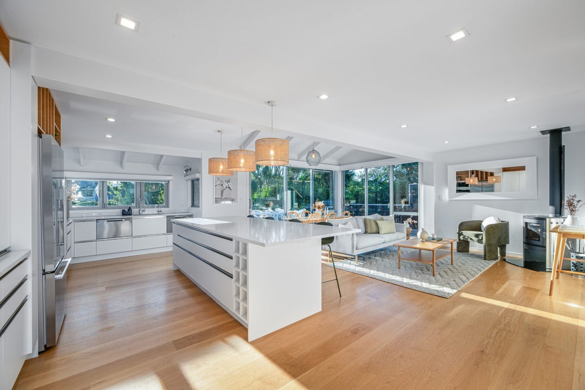 22 Woodfern Crescent, Titirangi, Auckland - Carousel 1