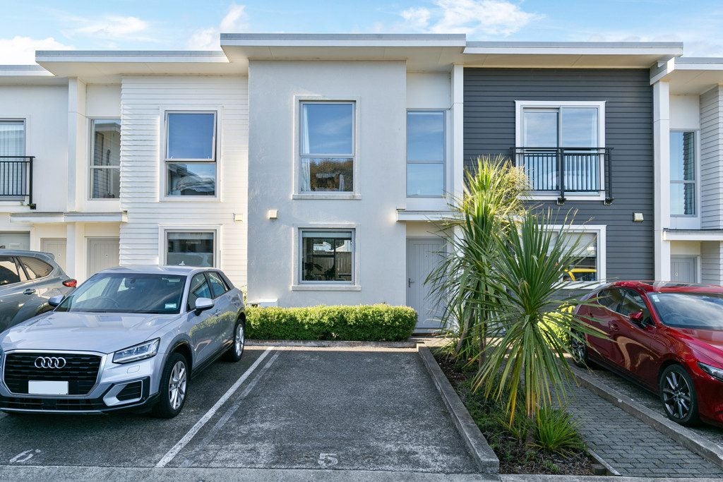 3/32 Dr Taylor Terrace, Johnsonville, Wellington - Carousel 1