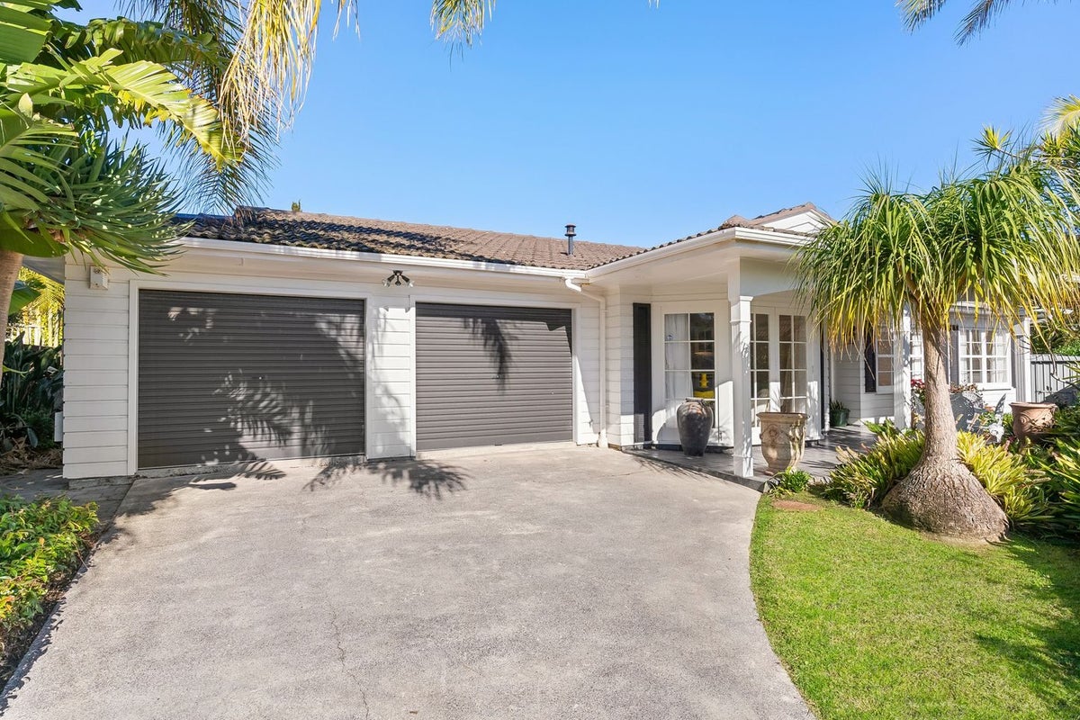 6 Adonis Place, Half Moon Bay, Auckland - Carousel 1
