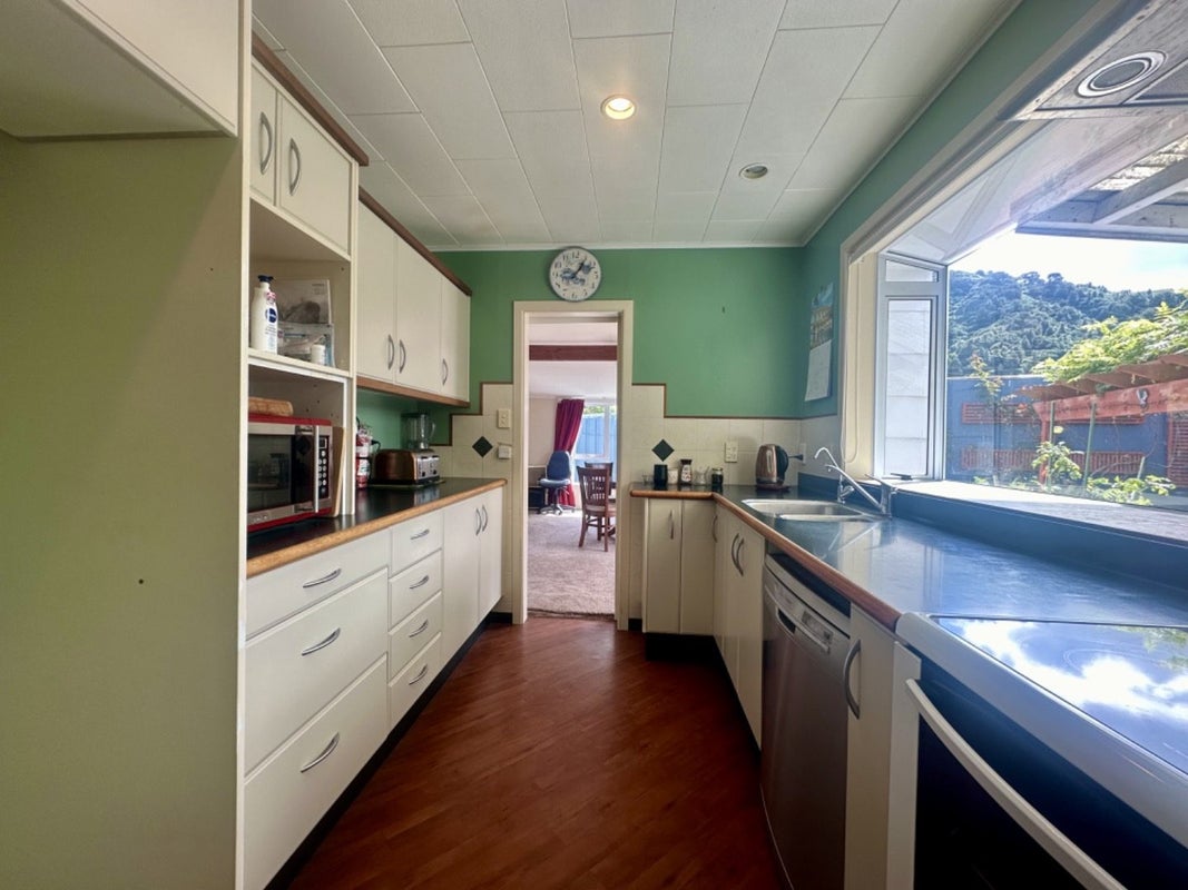 22 Denver Grove, Totara Park, Upper Hutt - Carousel 2